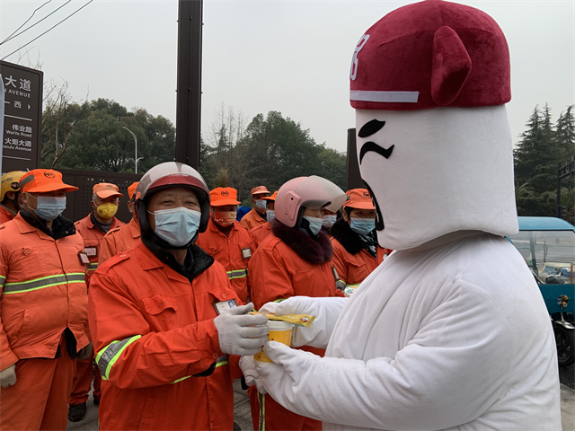 粥大白將臘八粥送至環(huán)衛(wèi)工人們的手中